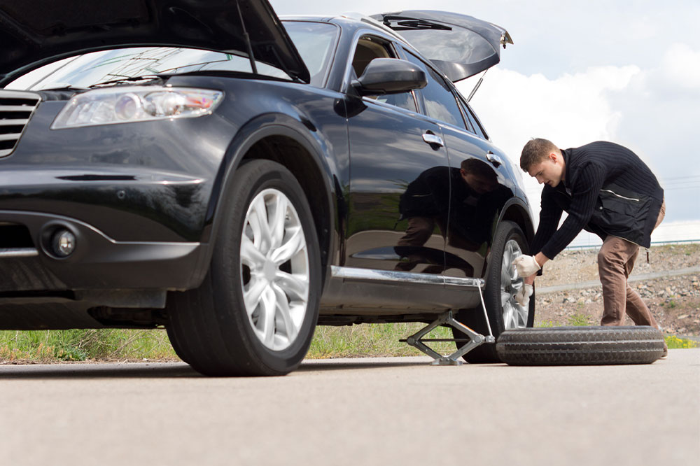 4 common mistakes made while changing a flat tire